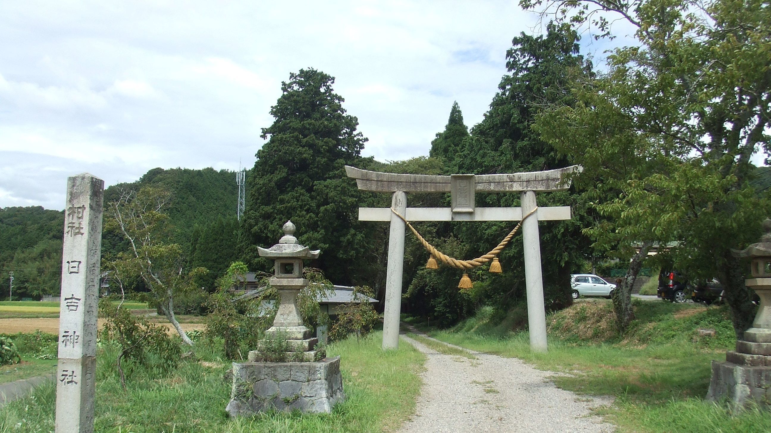 上地八幡宮の近隣の神社の桑谷日吉神社
